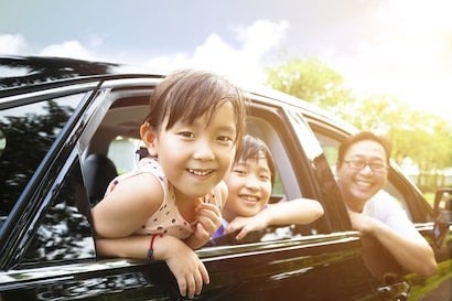image of kids looking out a car window